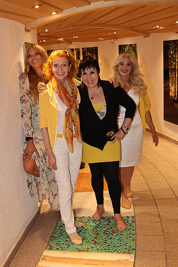 Nicole Bestler-Boettcher, Jutta Kammann, Uschi Ackermann, Jutta Kent auf dem neuen Barfußweg im Spa (©Foto: Martin Schmitz)